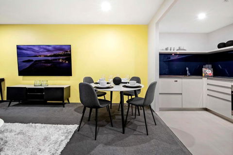 OCEAN VIEW - One Bedroom Spa Apartment - Circle On Cavill - Self Contained, Privately Managed - Accommodation Redcliffe 3