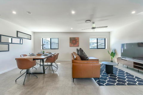 Newly Spacious Top Floor Good View Apartment - Accommodation Redcliffe 2