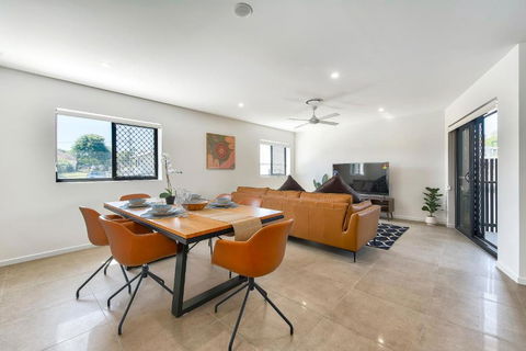 Newly Spacious Top Floor Good View Apartment - Accommodation Redcliffe 3
