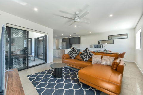 Newly Spacious Top Floor Good View Apartment - Accommodation Redcliffe 0