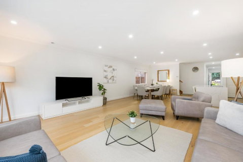 Newsom House - Stylish & Elegant Home With 4 King Beds - Accommodation Redcliffe 2