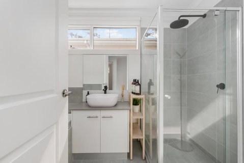 Newsom House - Stylish & Elegant Home With 4 King Beds - Accommodation Redcliffe 3