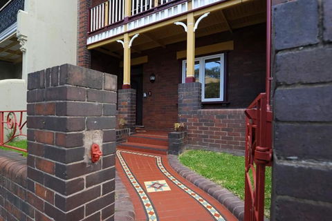 Newtown Vibes With Pool & Parking - Accommodation Redcliffe 3