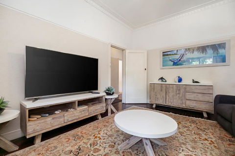 North Beach Cottage By Swan Bnb Management - Accommodation Redcliffe 0