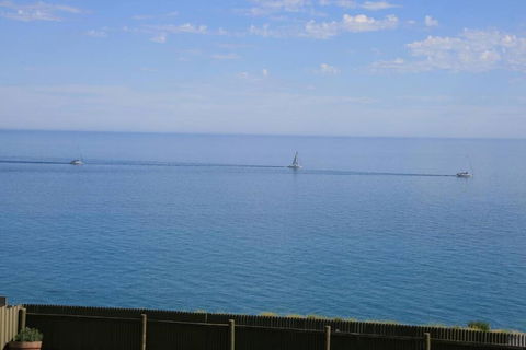 Ocean Blue KI. Absolute Ocean Front, Free WiFi - Accommodation Redcliffe 3