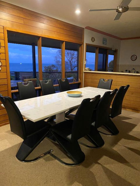 Ocean Blue KI. Absolute Ocean Front, Free WiFi - Accommodation Redcliffe 2