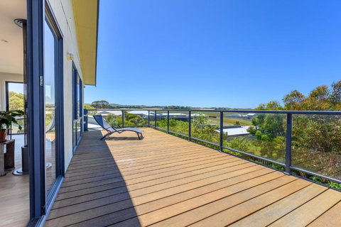 Ocean & Country Views, Spa, Pets Welcome, Fireplace - Your Ocean Oasis 10 Minutes To Phillip Island - Accommodation Redcliffe 2