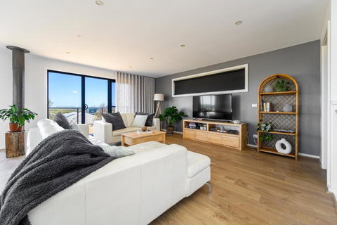 Ocean & Country Views, Spa, Pets Welcome, Fireplace - Your Ocean Oasis 10 Minutes To Phillip Island - Accommodation Redcliffe 3