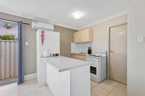 One Bedroom Holiday Rental In Scarborough - Accommodation Redcliffe 1