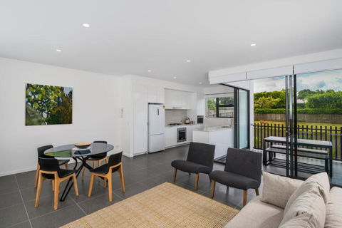 Oxford Steps - Executive 2BR Bulimba Apartment Across From The Park On Oxford St - Accommodation Redcliffe 1