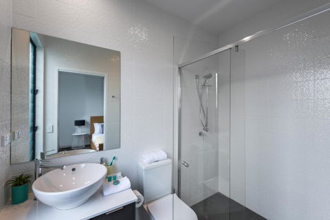 Oxford Steps - Executive 2BR Bulimba Apartment Across From The Park On Oxford St - Accommodation Redcliffe 2