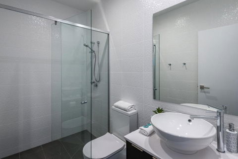 Oxford Steps - Executive 2BR Bulimba Apartment Across From The Park On Oxford St - Accommodation Redcliffe 3