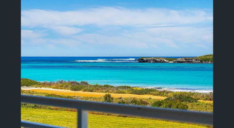 Ospreys View - Relaxed Coastal Vibe - Accommodation Redcliffe 2