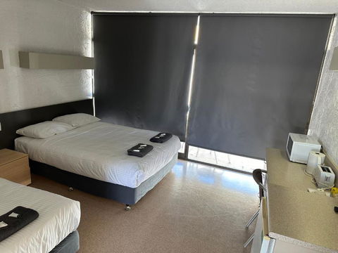 Overlander Hotel - Accommodation Redcliffe 1