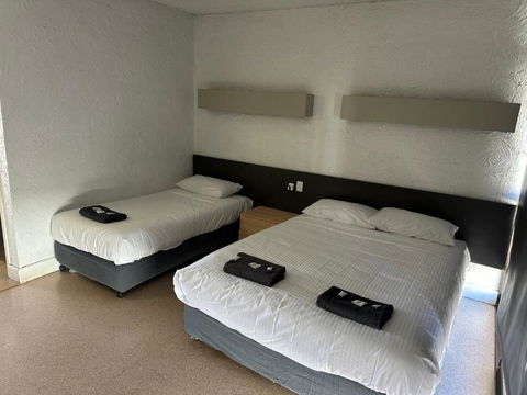 Overlander Hotel - Accommodation Redcliffe 2