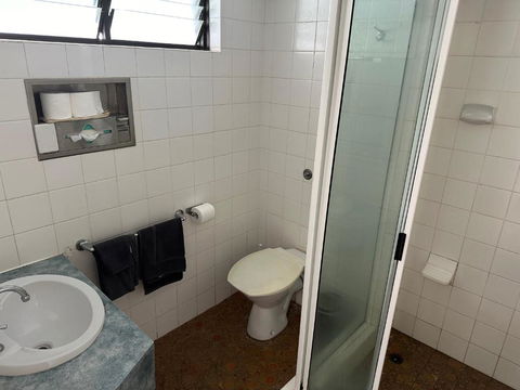 Overlander Hotel - Accommodation Redcliffe 3
