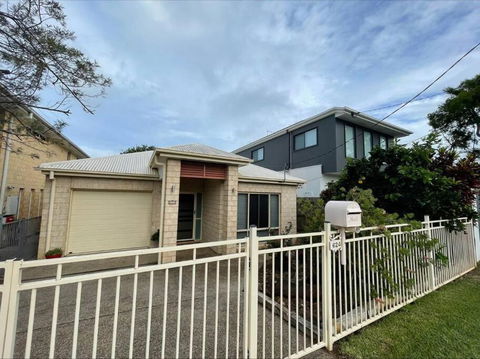 Oxley House - Accommodation Redcliffe 3