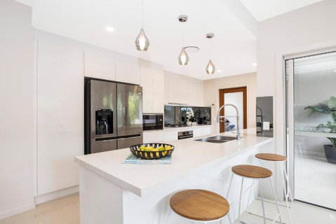 Park Avenue Luxe Townhouse Brand New Sleeps 9 - Accommodation Redcliffe 3