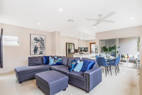 Park Avenue Luxe Townhouse Brand New Sleeps 9 - Accommodation Redcliffe 1