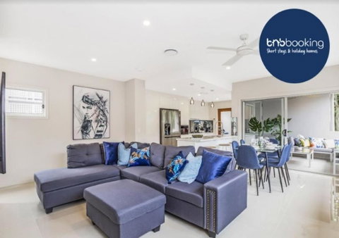 Park Avenue Luxe Townhouse Brand New Sleeps 9 - Accommodation Redcliffe 0