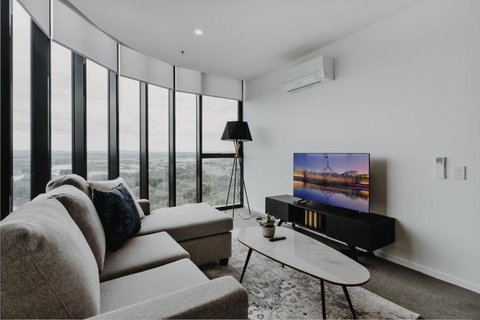 Panoramic Lake View 2-Bed With Pool, Gym And BBQ - Accommodation Redcliffe 1