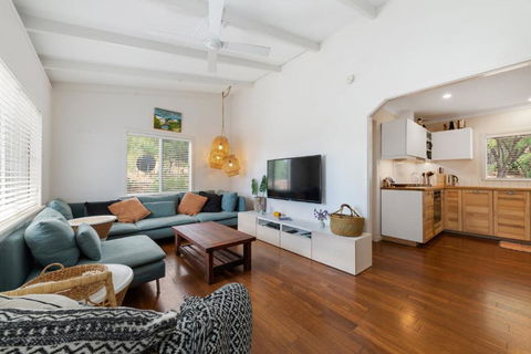 Peaceful And Renovated Original Beach House With Sweeping Views Of Gracetown - Accommodation Redcliffe 3