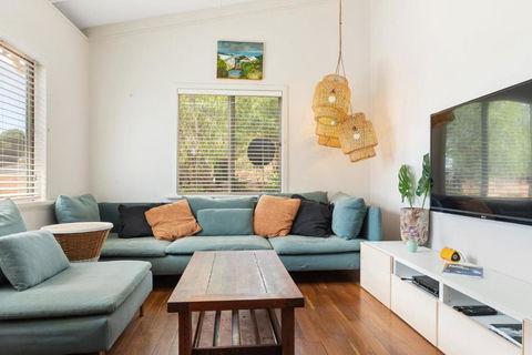 Peaceful And Renovated Original Beach House With Sweeping Views Of Gracetown - Accommodation Redcliffe 2