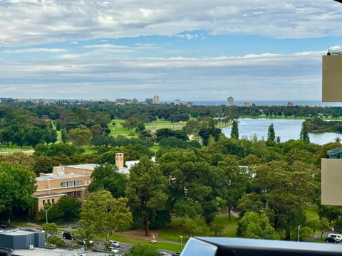 Panoramic View - Albert Park Lake & Shrine Views - Accommodation Redcliffe 0
