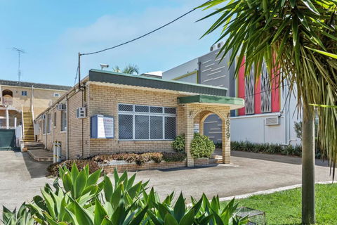 Paramount Motel - Accommodation Redcliffe 0