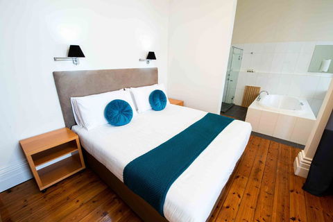 Park Hotel - Accommodation Redcliffe 2