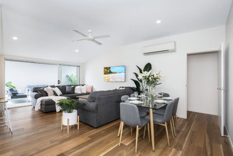 Park Avenue Terrace House Sleeps 9 - Accommodation Redcliffe 2