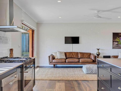 Pauls Farmhouse - Accommodation Redcliffe 2