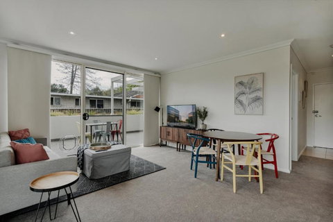 Peaceful 1-Bed Apartment Close To Lonsdale St - Accommodation Redcliffe 0