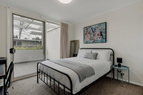 Peaceful 1-Bed Apartment Close To Lonsdale St - Accommodation Redcliffe 2