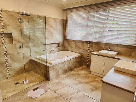 Peaceful Home In Forest - Accommodation Redcliffe 3