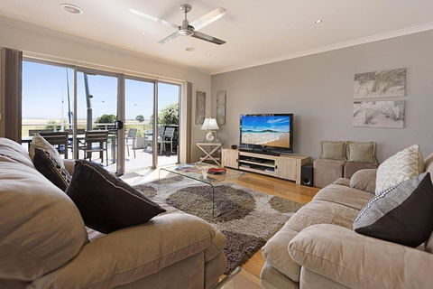 Pelican Landing - Accommodation Redcliffe 0