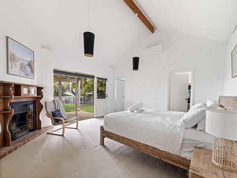 Pelicans View A Riverside Retreat - Accommodation Redcliffe 1