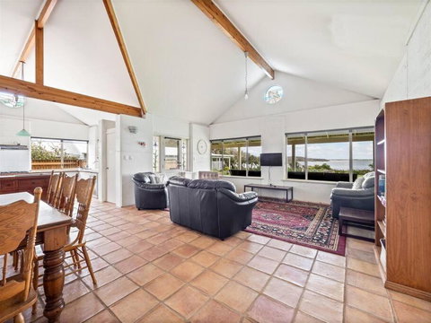 Pelicans View A Riverside Retreat - Accommodation Redcliffe 2