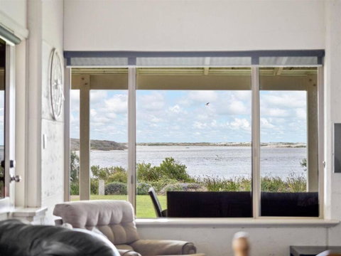 Pelicans View A Riverside Retreat - Accommodation Redcliffe 3