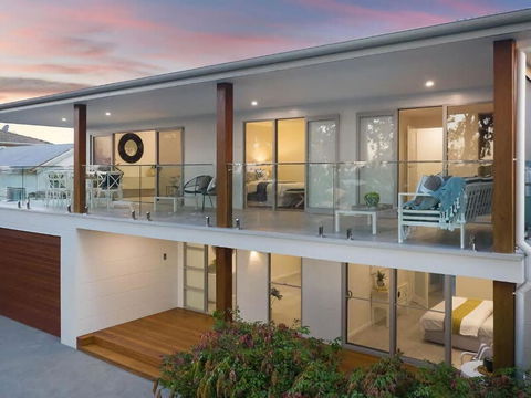 Perfect Beachhouse Lakes Surf At Your Feet - Accommodation Redcliffe 2