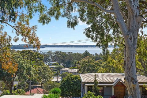 Perfect Beachhouse Lakes Surf At Your Feet - Accommodation Redcliffe 1