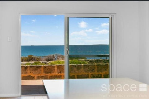 Perfect Oceanfront Cottesloe Apartment - Accommodation Redcliffe 2