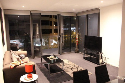 Perfectly Located Modern Apartment - Canberra CBD - Accommodation Redcliffe 1