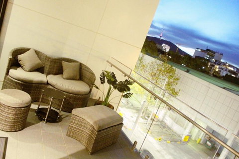 Perfectly Located Modern Apartment - Canberra CBD - Accommodation Redcliffe 3