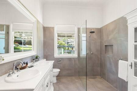 Pet Friendly Family Home In Brisbane - Relocations And Family Stays - Fast Internet - Parking - Netflix - Accommodation Redcliffe 2