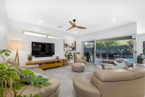 Pet Friendly Holiday Home With Pool On Alex - Accommodation Redcliffe 2