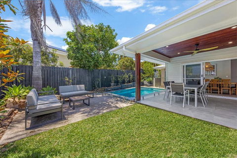 Pet Friendly Holiday Home With Pool On Alex - Accommodation Redcliffe 3
