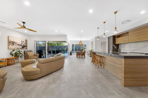 Pet Friendly Holiday Home With Pool On Alex - Accommodation Redcliffe 0