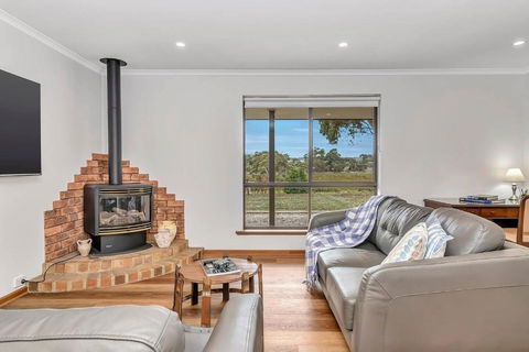 Picturesque Vineyard Farmhouse Nestled On 40-Acres - Accommodation Redcliffe 1