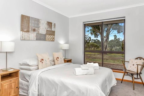 Picturesque Vineyard Farmhouse Nestled On 40-Acres - Accommodation Redcliffe 2